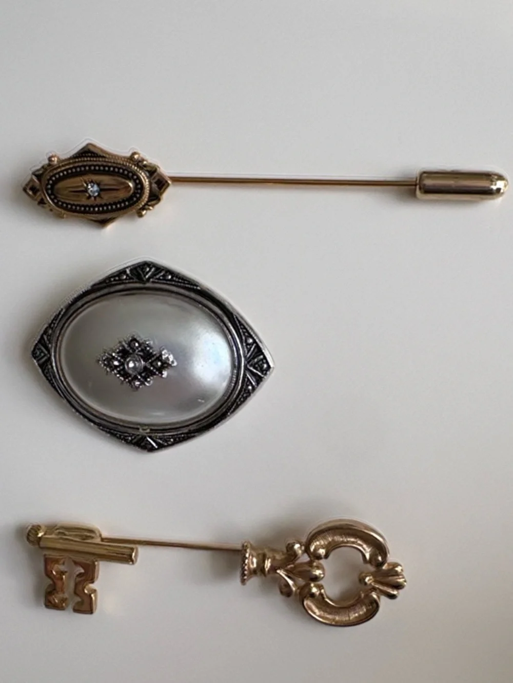 Set of 3 Vintage Avon Brooches - Picture 1 of 11